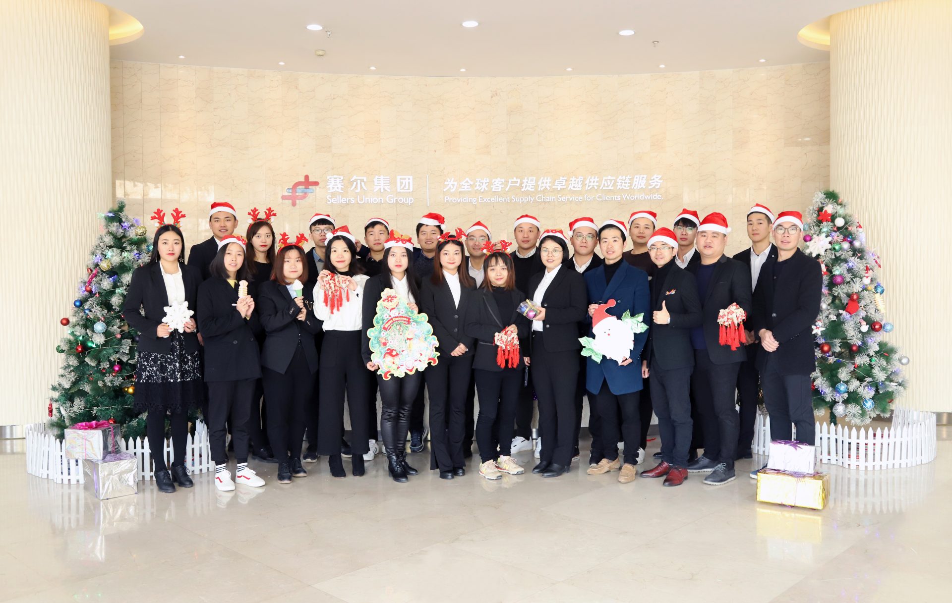 Christmas team photo of UnionChance three departments (1)