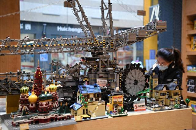 Toy exhibits